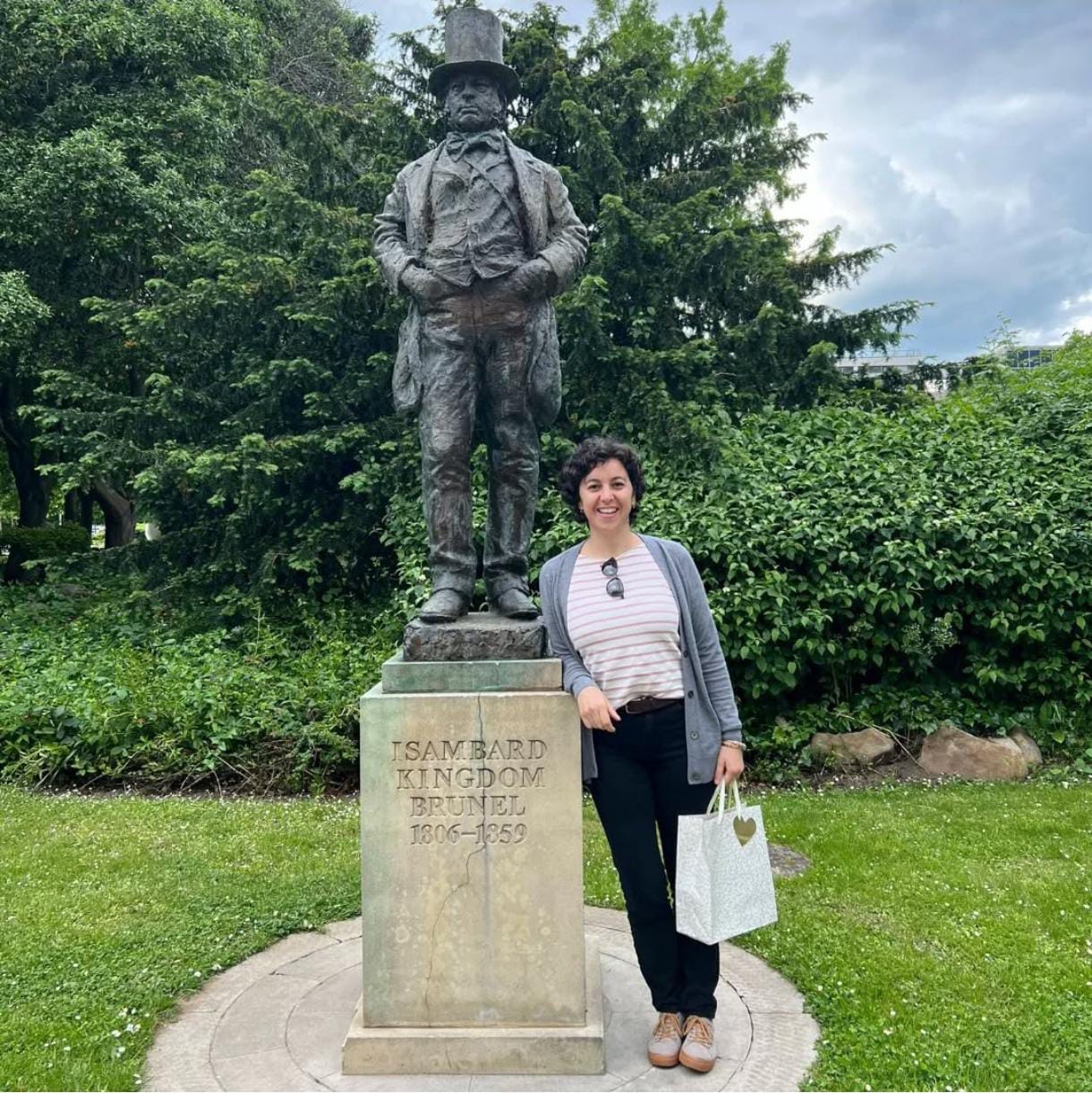 Isabel en Brunel University, junto a la estatua de quien dio nombre a la universidad, Isambard K. Brunel, ingeniero británico del ferrocarril del siglo XIX.